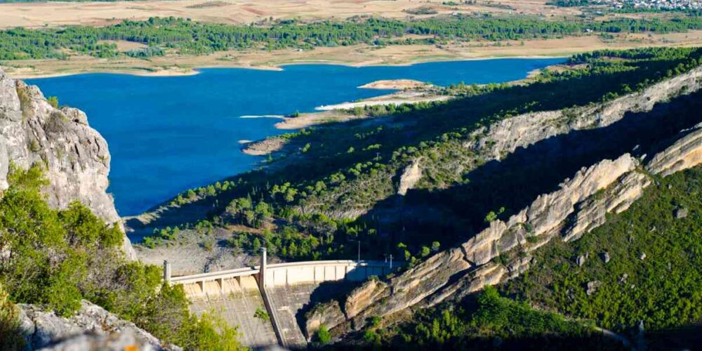 Embalse de Buendía con el pueblo que le da nombre al fondo. Foto: David Romero.