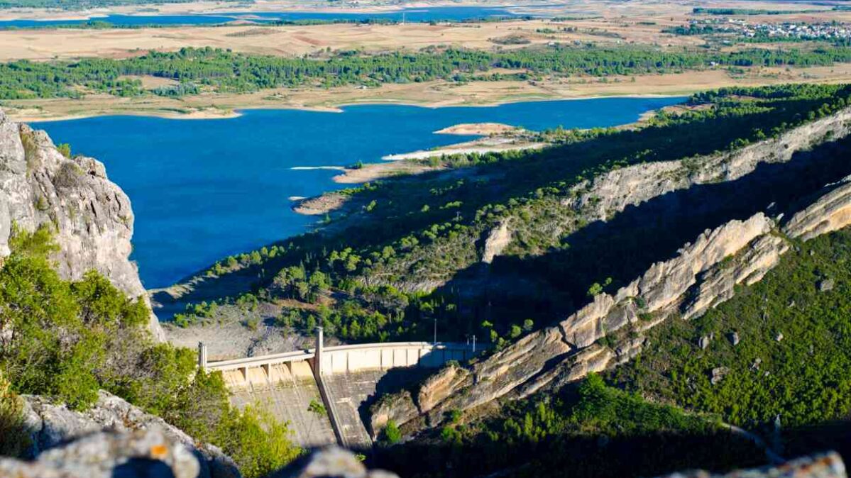 Embalse de Buendía con el pueblo que le da nombre al fondo. Foto: David Romero.