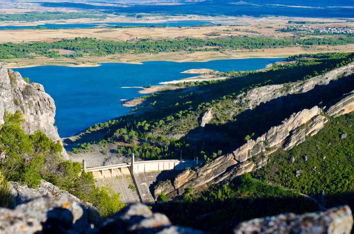 Embalse de Buendía con el pueblo que le da nombre al fondo. Foto: David Romero.