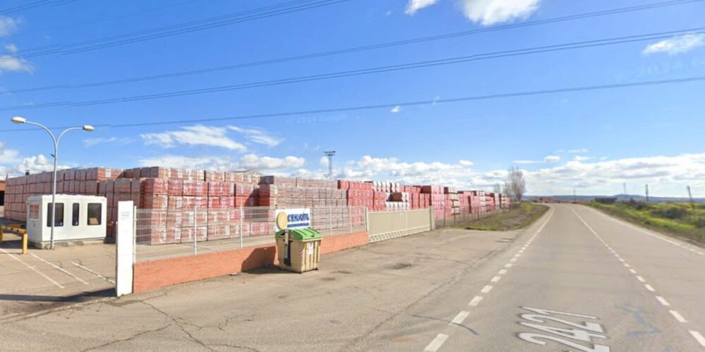 El suceso se ha producido en esta empresa cerámica situada en la TO-2421. Foto: Google Maps