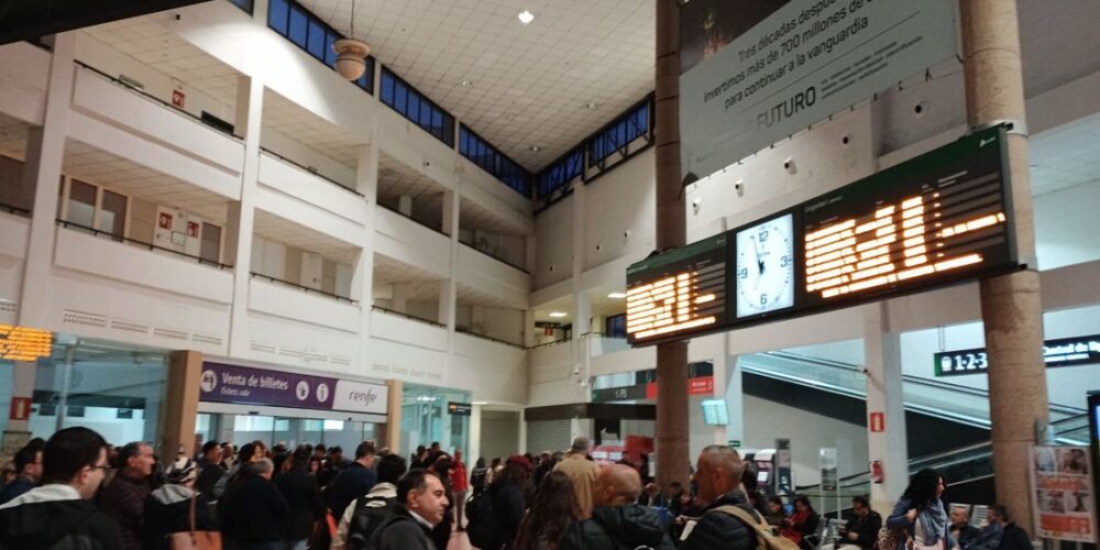 Viajeros del AVE parados en la estación de Ciudad Real.