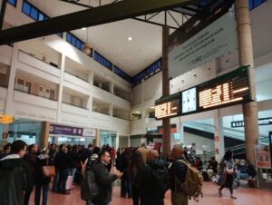 Viajeros del AVE parados en la estación de Ciudad Real.