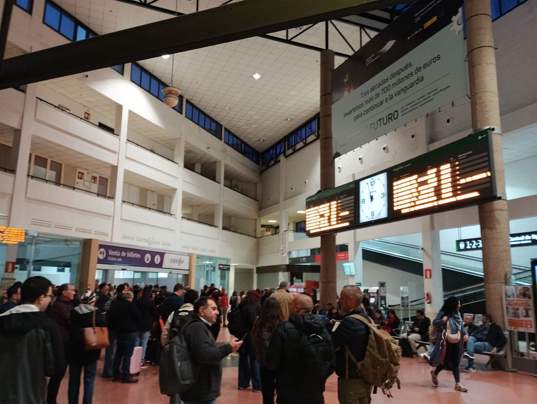 Viajeros del AVE parados en la estación de Ciudad Real.