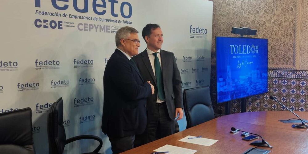 Carlos Velázquez y Javier de Antonio Arribas, sellando la adhesión de Fedeto a la candidatura de Toledo como Capital Europea de la Cultura.