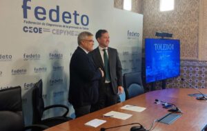 Carlos Velázquez y Javier de Antonio Arribas, sellando la adhesión de Fedeto a la candidatura de Toledo como Capital Europea de la Cultura.