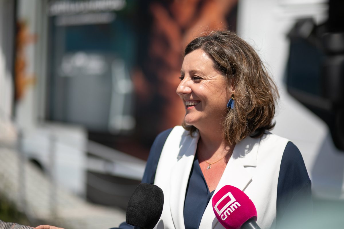 Patricia Franco, en la Unidad Móvil de Turismo de CLM en Oporto.