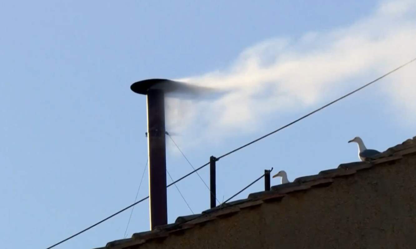 Momento de la fumata blanca.