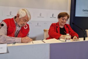 Guadalupe Martín y Jesús Esteban, firmando el convenio del plan contra la pobreza energética.
