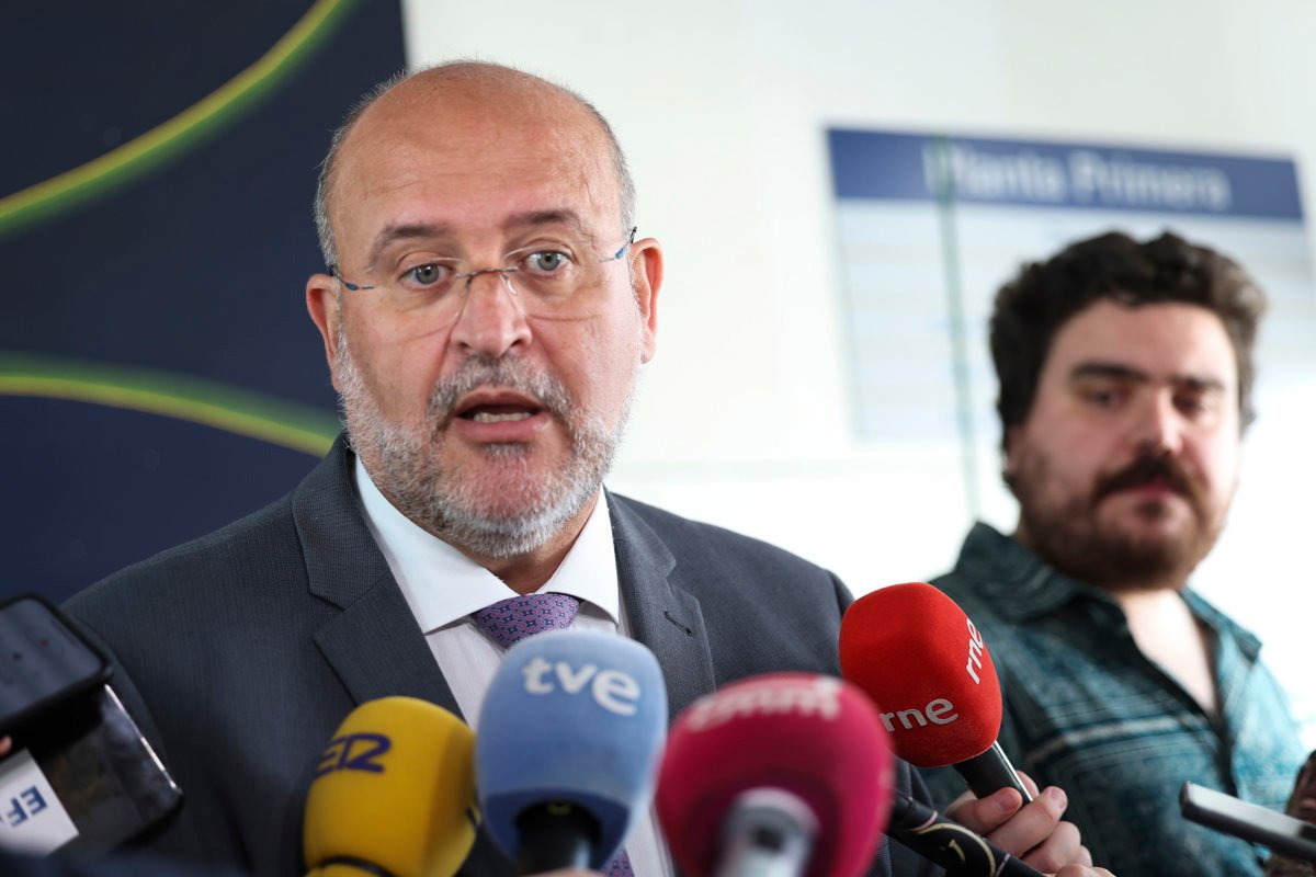 El vicepresidente primero del Gobierno de Castilla-La Mancha, José Luis Martínez Guijarro,atiende a la prensa antes de presidir la mesa de trabajo con colectivos para la evaluación intermedia de la Estrategia frente a la Despoblación, este lunes en Toledo. EFE/ Ismael Herrero