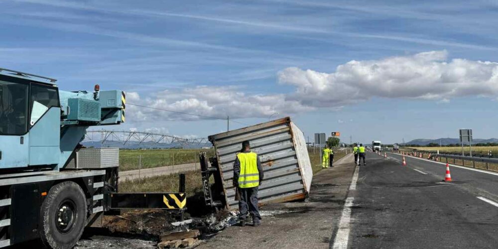 Imagen del camión accidentado en la A-4.