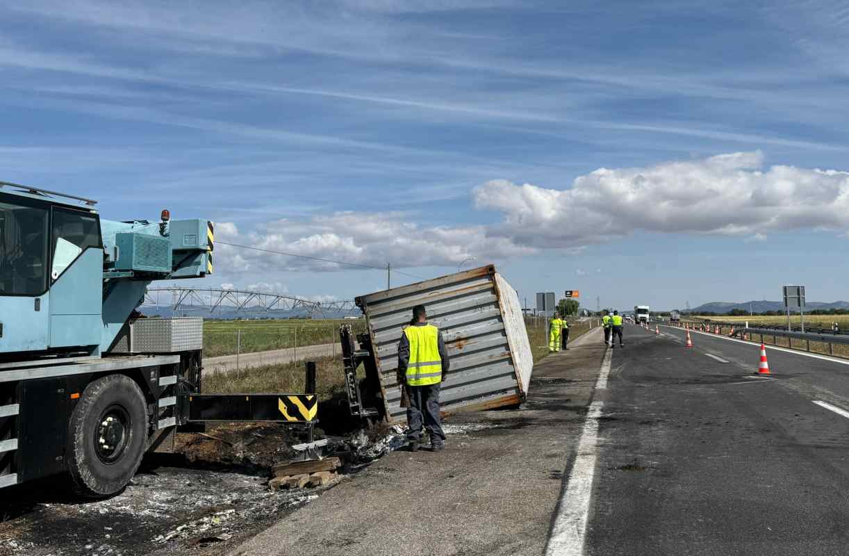 Imagen del camión accidentado en la A-4.