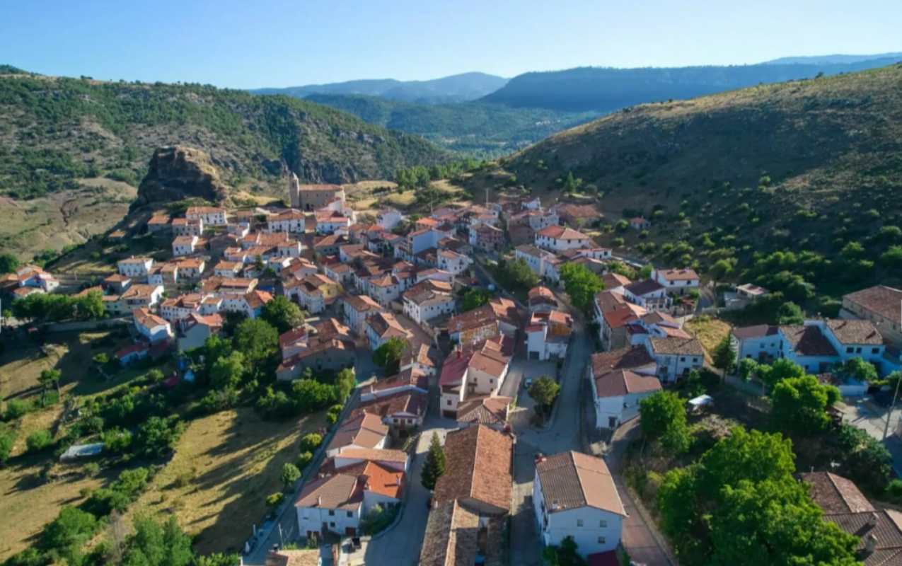 Vista aérea de Huélamo, uno de los municipios que participa en la iniciativa Holapueblo.