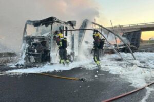 Incendio de un camión en la A-43. Foto: SCIS Ciudad Real