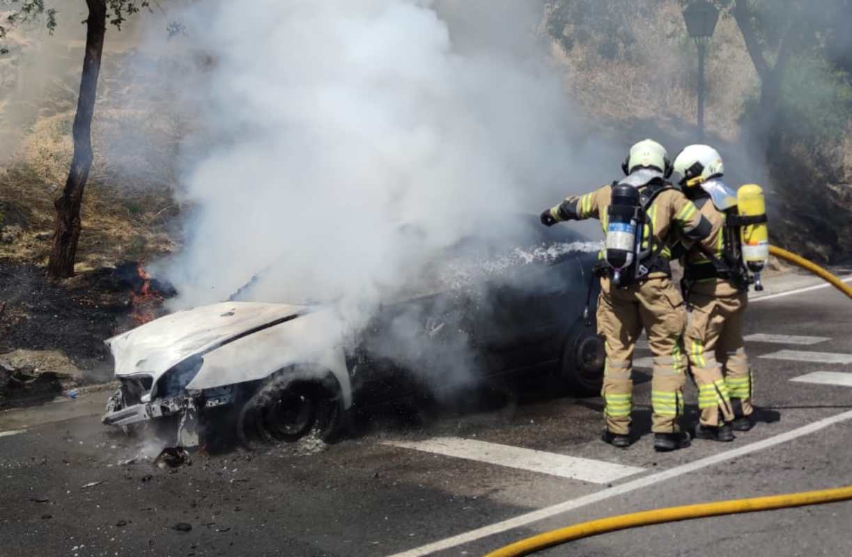 Incendio de un vehículo en el casco histórico de Toledo.
