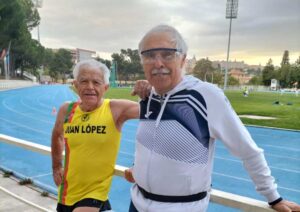 Juan López posa junto a su entrenador, Ricardo Ortega.