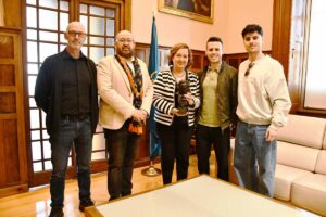 Conchi Cedillo recibió a los hermanos Carlos y Roberto Valle.