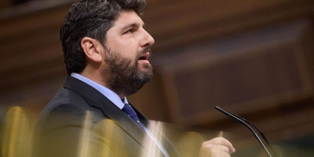 López Miras, defendiendo la proposición no de ley de la Región de Murcia. Foto: EP.