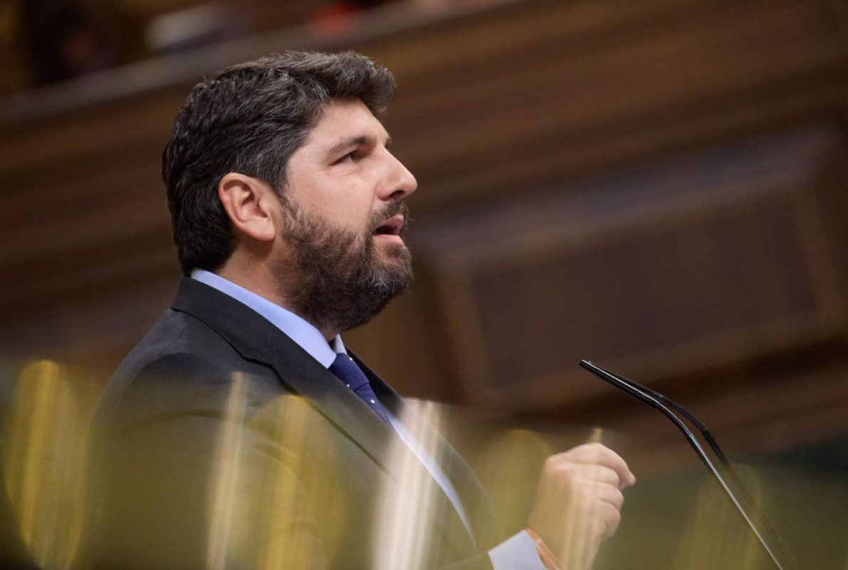 López Miras, defendiendo la proposición no de ley de la Región de Murcia. Foto: EP.