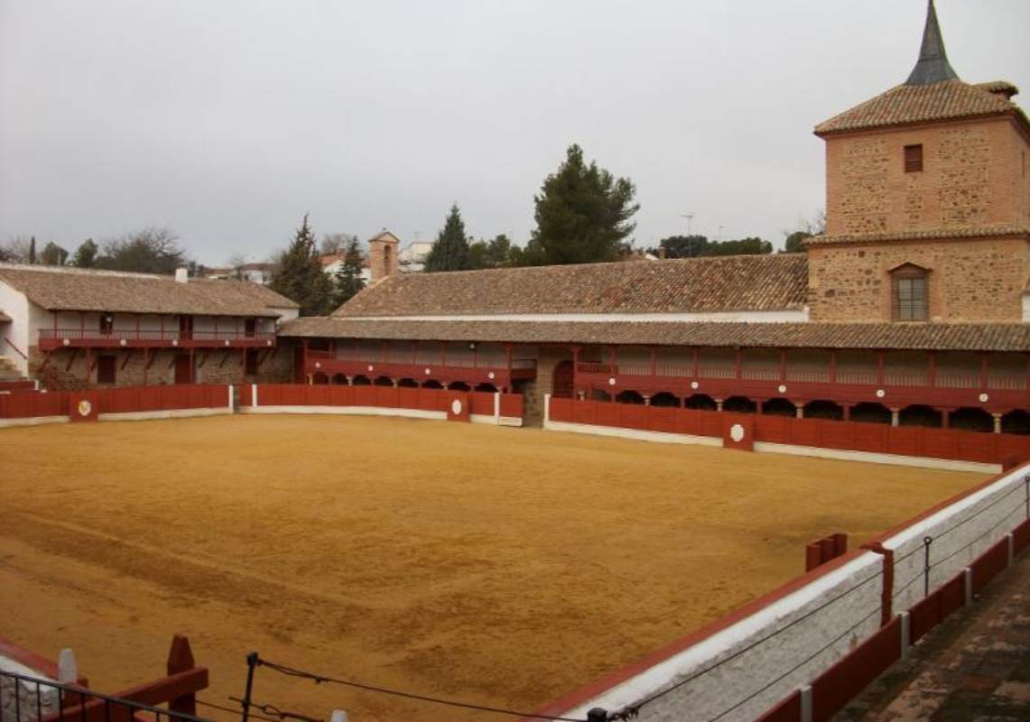 La plaza de toros (cuadrada) de Santa Cruz de Mudela. Foto: Turismo Castilla-La Mancha.