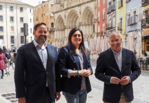 El portavoz del grupo popular en el Congreso, Miguel Tellado (D); el presidente del Partido Popular de CLM, Paco Núñez (i); y la presidenta del grupo popular en el Ayuntamiento de Cuenca, Beatriz Jiménez (C). Foto: EFE/ Álvaro del Olmo