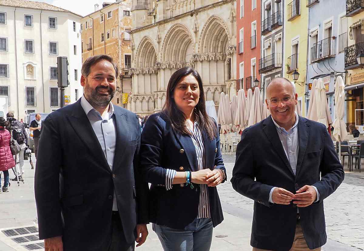 El portavoz del grupo popular en el Congreso, Miguel Tellado (D); el presidente del Partido Popular de CLM, Paco Núñez (i); y la presidenta del grupo popular en el Ayuntamiento de Cuenca, Beatriz Jiménez (C). Foto: EFE/ Álvaro del Olmo