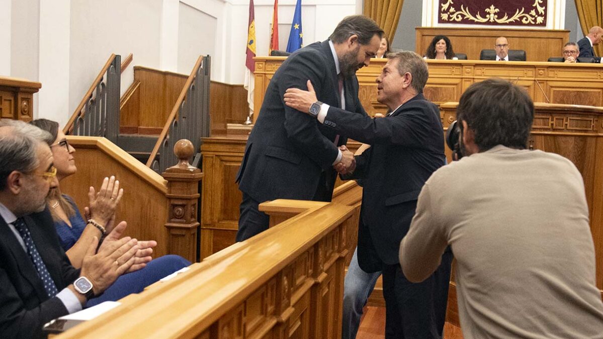 Abrazo de Paco Núñez y Emiliano García-Page tras la aprobación del nuevo Estatuto de Autonomía.