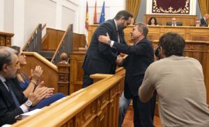 Abrazo de Paco Núñez y Emiliano García-Page tras la aprobación del nuevo Estatuto de Autonomía.