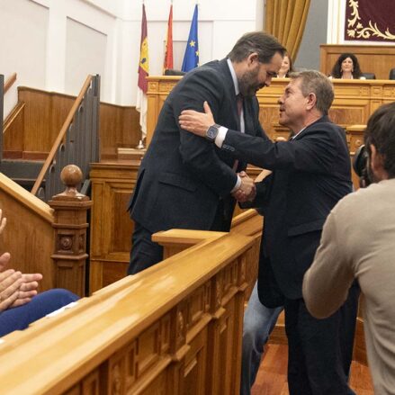Abrazo de Paco Núñez y Emiliano García-Page tras la aprobación del nuevo Estatuto de Autonomía.