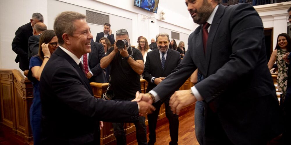 Page y Núñez se saludan tras el pleno en el que se ha aprobado el Estatuto de Autonomía. Foto: Rebeca Arango.
