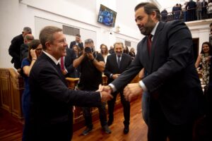 Page y Núñez se saludan tras el pleno en el que se ha aprobado el Estatuto de Autonomía. Foto: Rebeca Arango.
