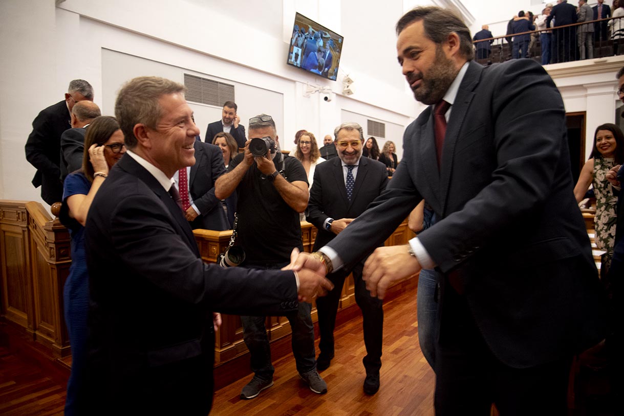 Page y Núñez se saludan tras el pleno en el que se ha aprobado el Estatuto de Autonomía. Foto: Rebeca Arango.