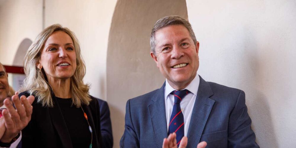 La alcaldesa de Sigüenza, María Jesús Merino, y el presidente de Castilla-La Mancha, Emiliano García-Page.