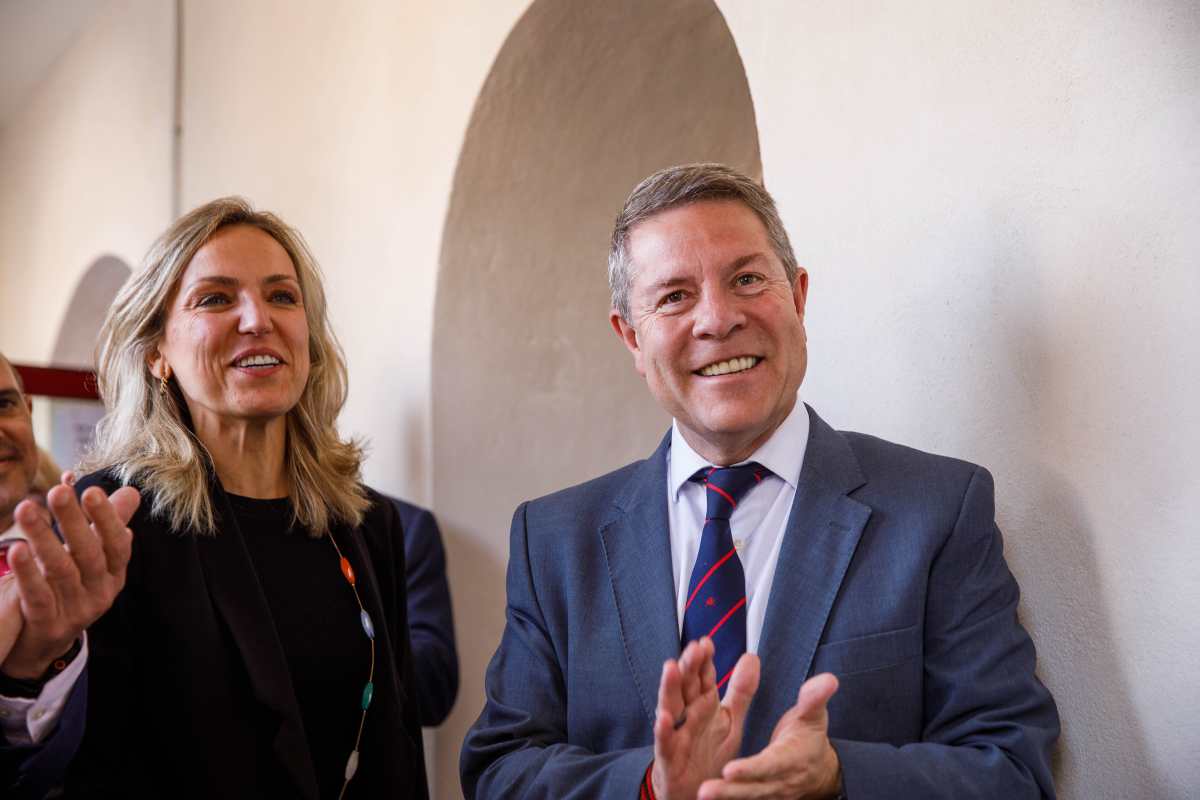 La alcaldesa de Sigüenza, María Jesús Merino, y el presidente de Castilla-La Mancha, Emiliano García-Page.