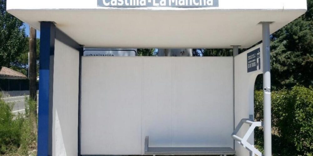 Parada de autobús en un pueblo de Castilla-La Mancha