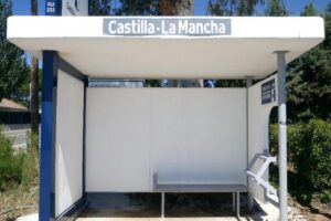 Parada de autobús en un pueblo de Castilla-La Mancha