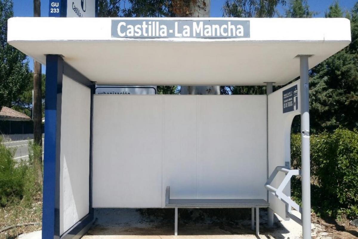 Parada de autobús en un pueblo de Castilla-La Mancha