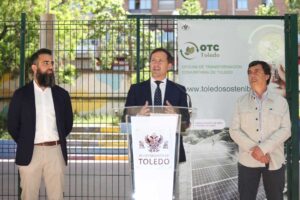 El alcalde, en el acta de replanteo para instalar placas solares en la ECEF.