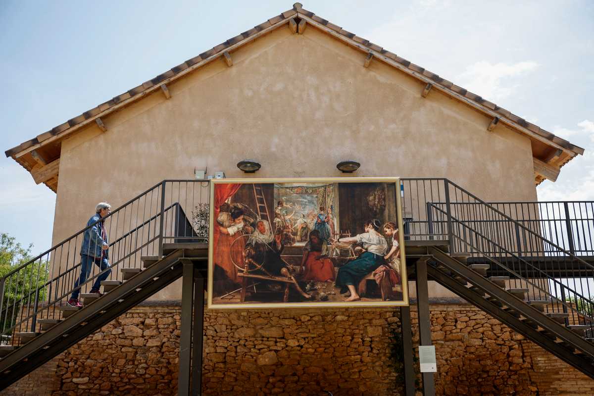 Una réplica exacta de 'Las hilanderas' luce en Paiporta. Foto: EFE.