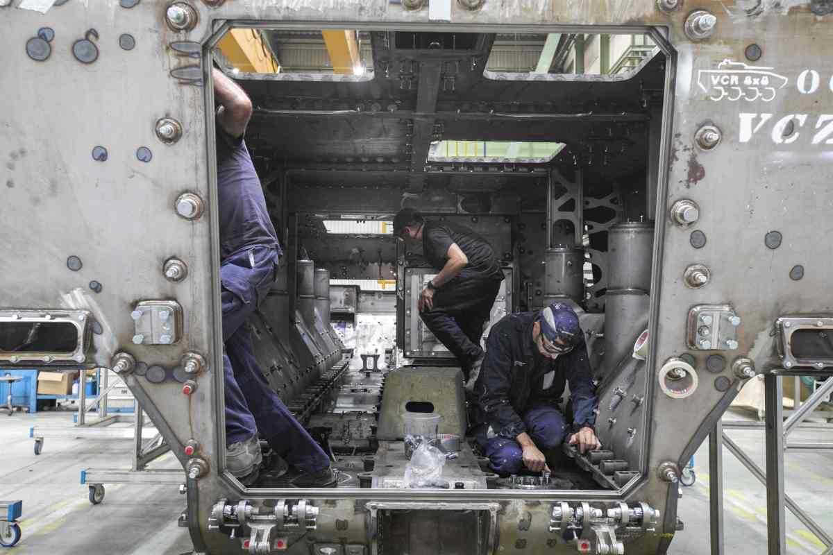 Operarios trabajando en una fábrica. Foto: EP.