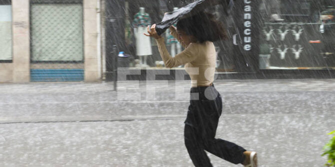 Fuertes lluvias sobre Cuenca. Foto: EFE.