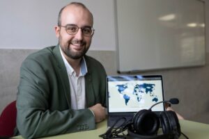 Víctor Ballesteros, profesor de Filosofía en su ciudad natal y creador de un pódcast que se encuentra entre los más compartidos de Spotify a nivel mundial. EFE/Jesús Monroy