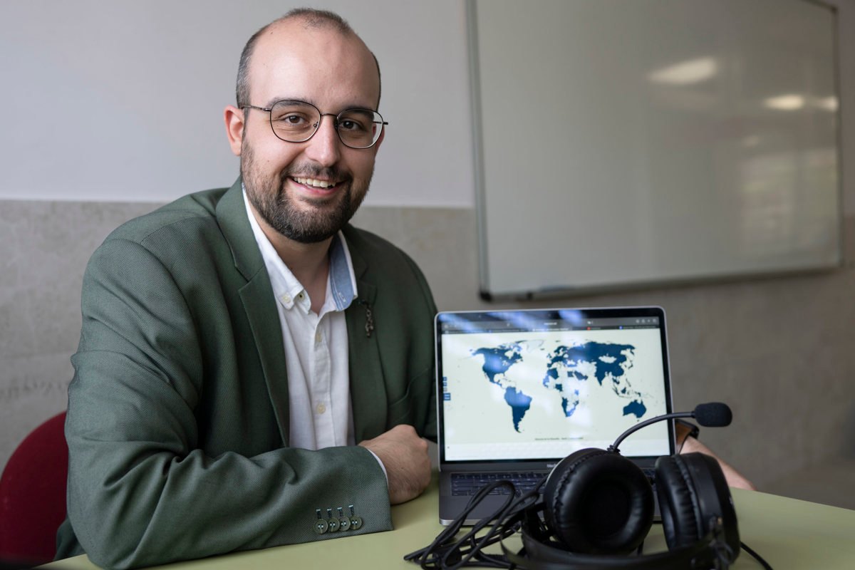 Víctor Ballesteros, profesor de Filosofía en su ciudad natal y creador de un pódcast que se encuentra entre los más compartidos de Spotify a nivel mundial. EFE/Jesús Monroy
