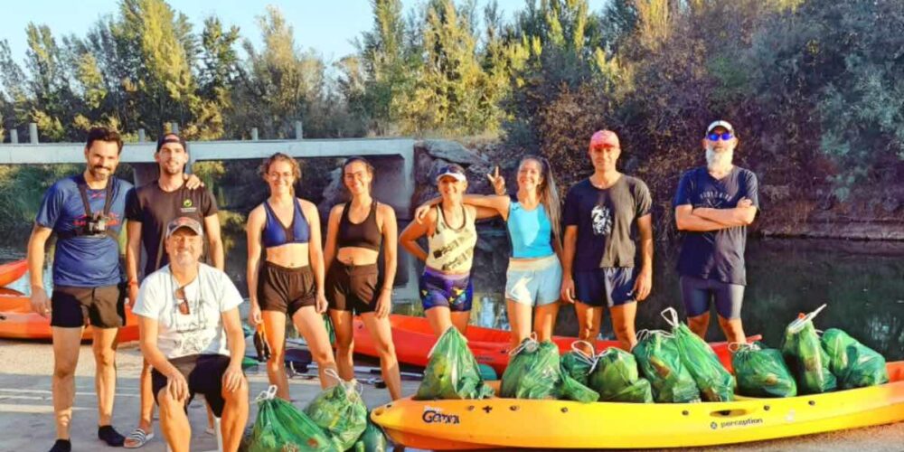 Foto de archivo de un grupo de personas recogiendo basura en el río Tajo a su paso por Talavera. Foto: Verdébora