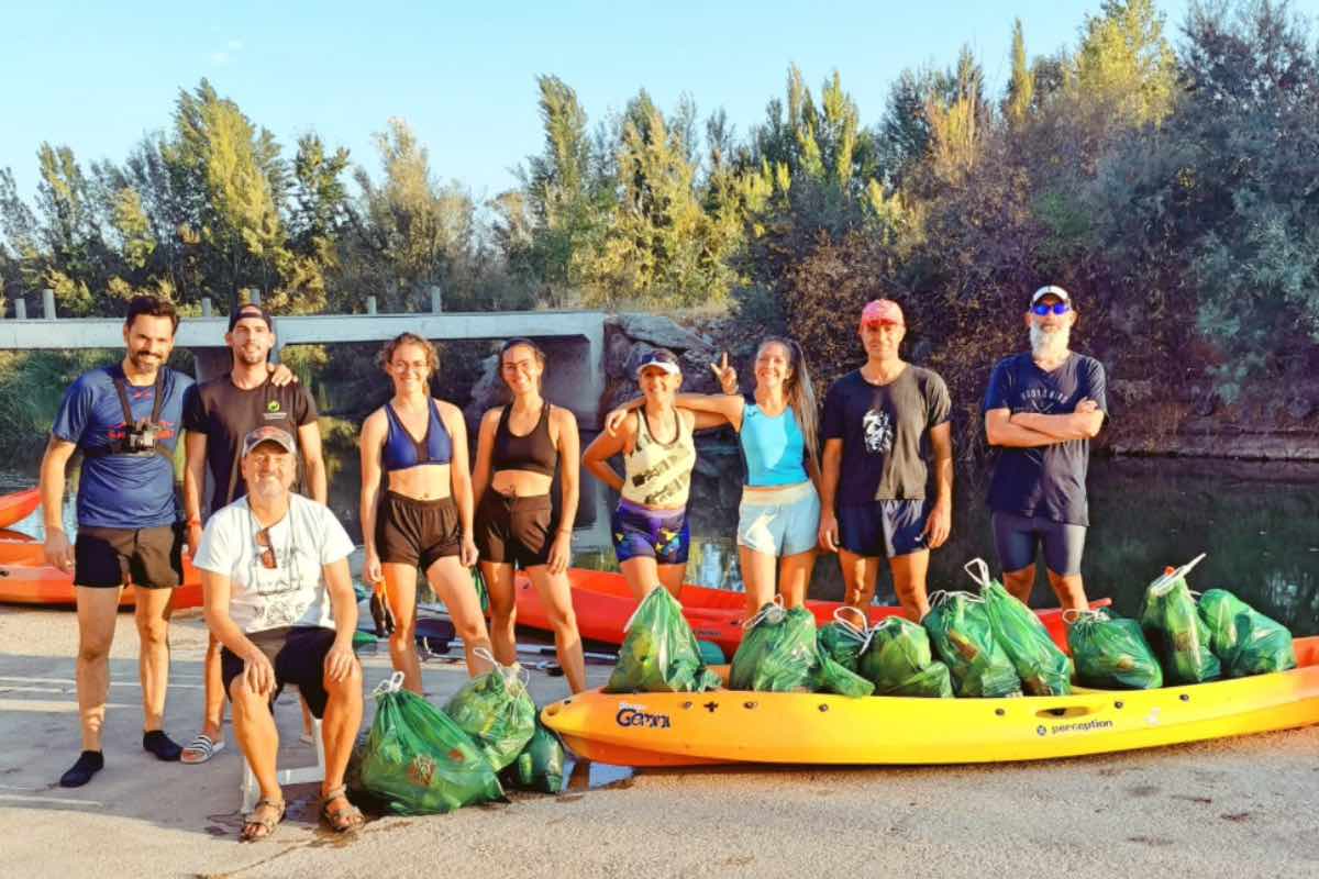 Foto de archivo de un grupo de personas recogiendo basura en el río Tajo a su paso por Talavera. Foto: Verdébora