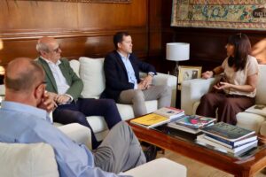 El alcalde de Toledo, Carlos Velázquez y el concejal de Promoción Económica y Empleo, Juan Marín, con los médicos.