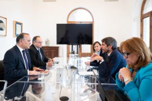 Reunión entre el alcalde de Talavera y el ministro de Cultura para abordar la restauración del puente romano de Talavera