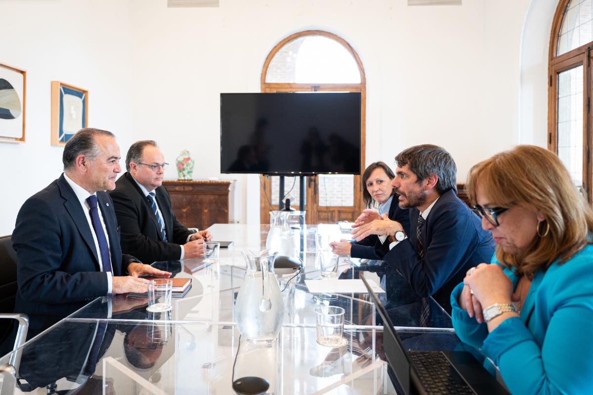 Reunión entre el alcalde de Talavera y el ministro de Cultura para abordar la restauración del puente romano de Talavera