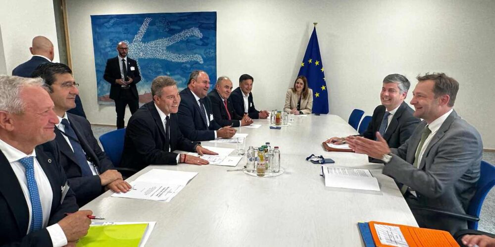 El presidente de Castilla-La Mancha, Emiliano García-Page en la reunión mantenida con el comisario europeo de Agricultura, Cristophe Hansen.