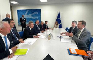 El presidente de Castilla-La Mancha, Emiliano García-Page en la reunión mantenida con el comisario europeo de Agricultura, Cristophe Hansen.