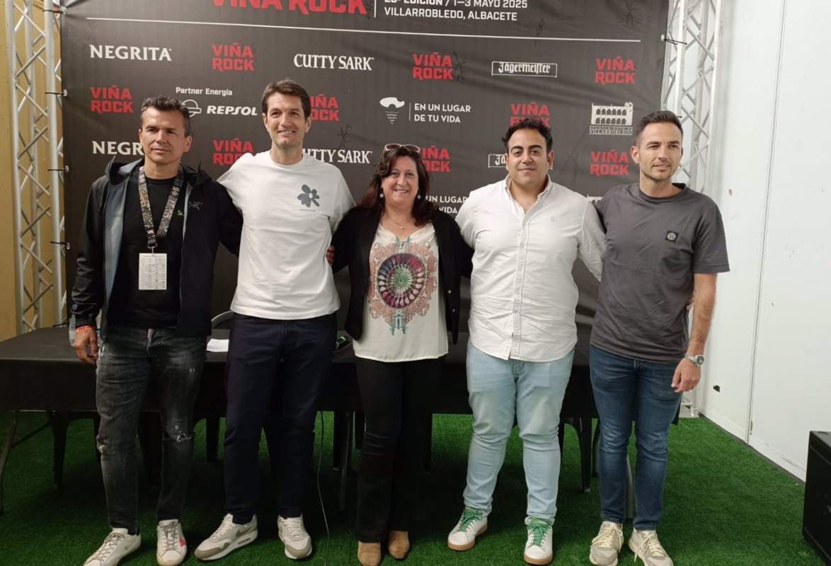La teniente de alcalde, Cristina García (centro), calificó de "éxito" el Viña Rock.